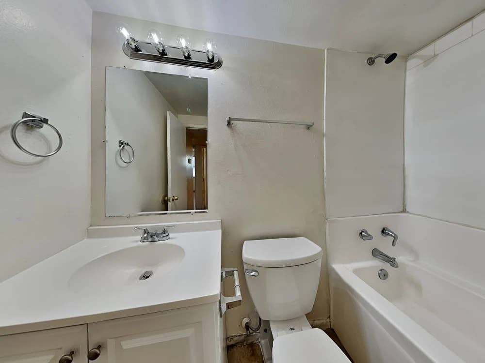 Quiet Private Room with Bath