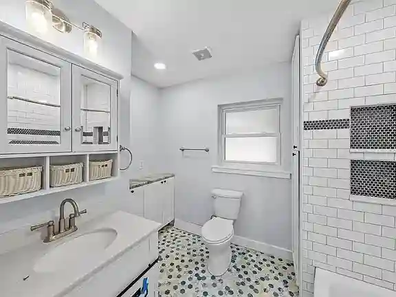 ROOMATES NEEDED