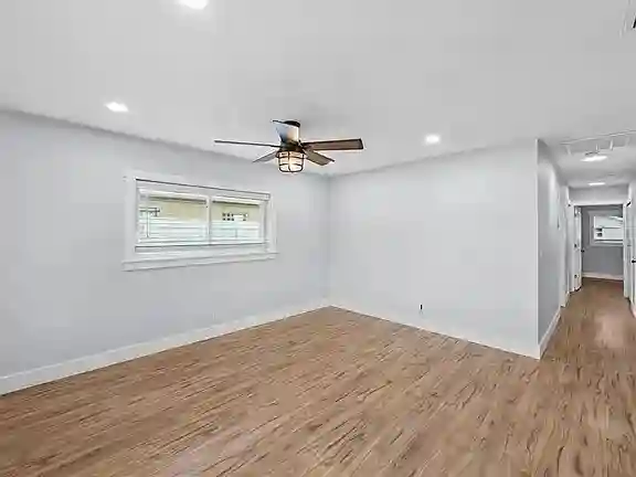 ROOMATES NEEDED