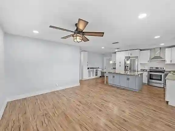 ROOMATES NEEDED