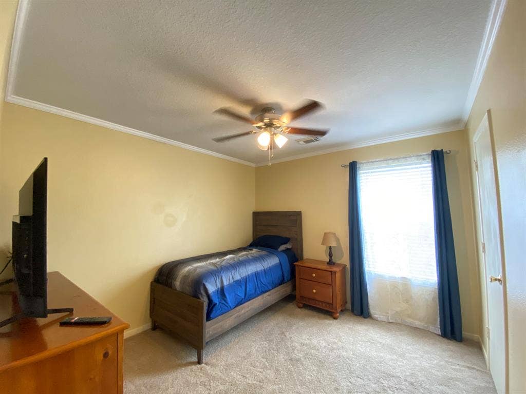 $750 Furnished Room in Cypress