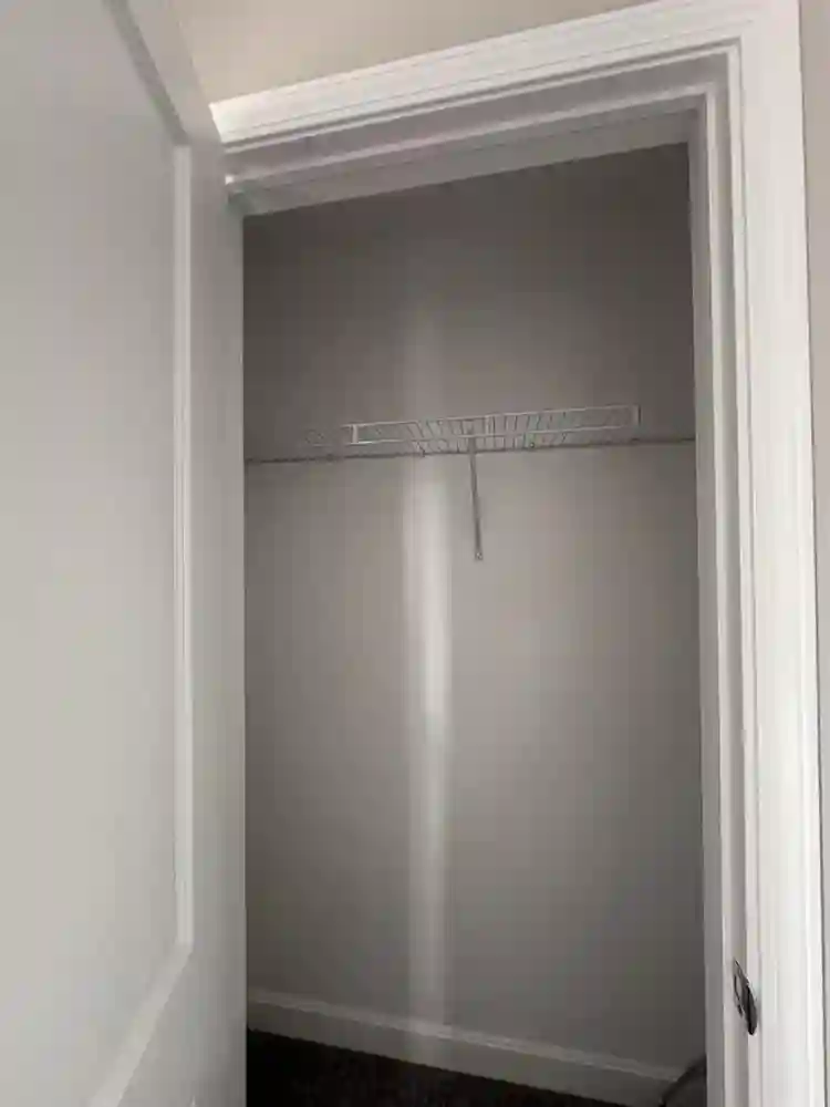 Roommate Want