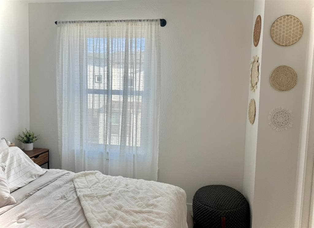 Roommate w/PRIVATE FULL bath