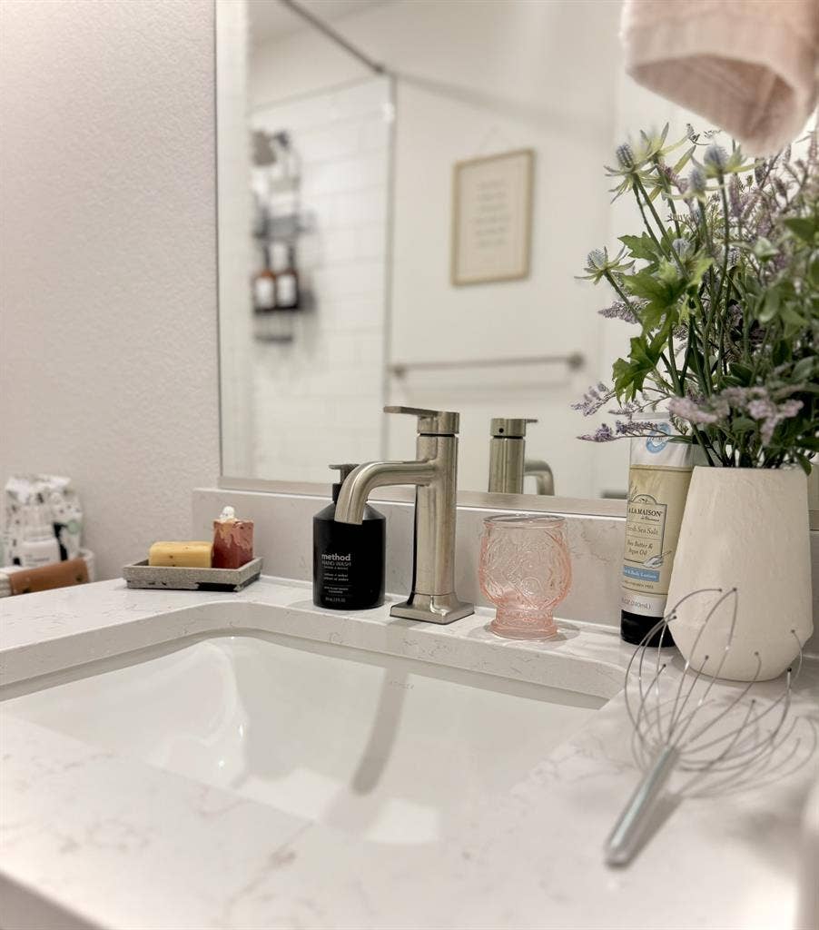 Roommate w/PRIVATE FULL bath