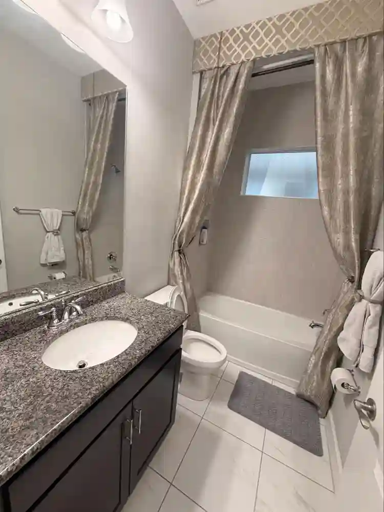 2 rooms for rent only woman
