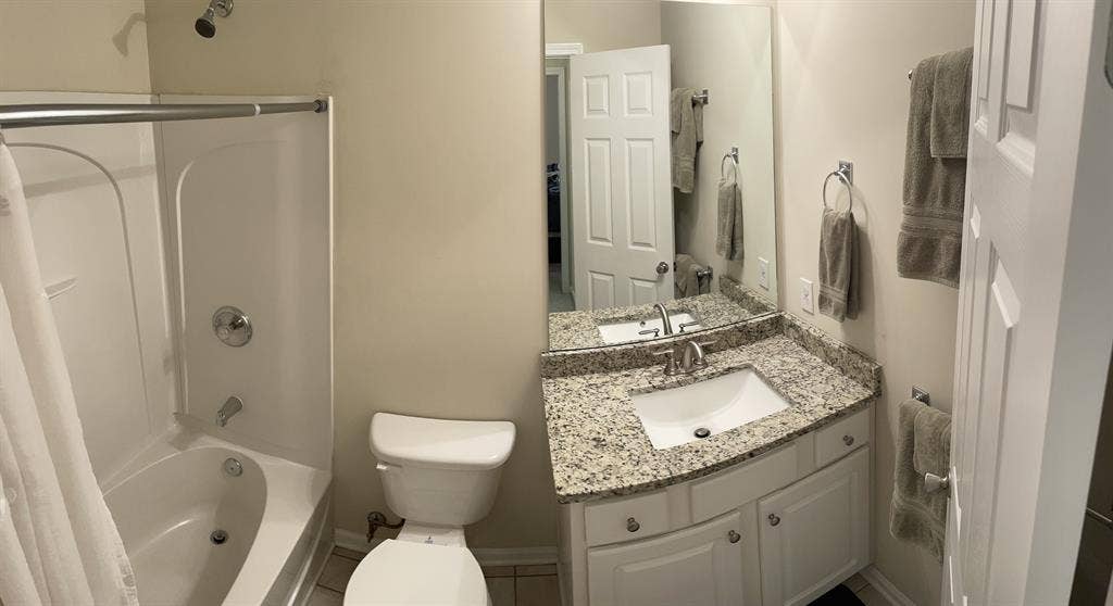Bedroom w Bathroom & Walk-in closet