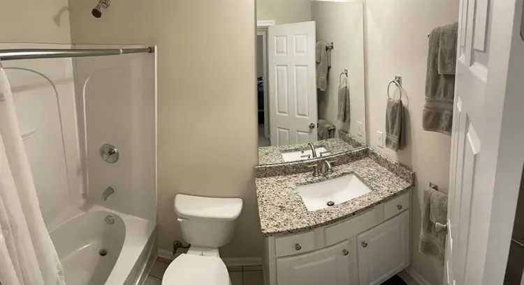 Bedroom w Bathroom & Walk-in closet