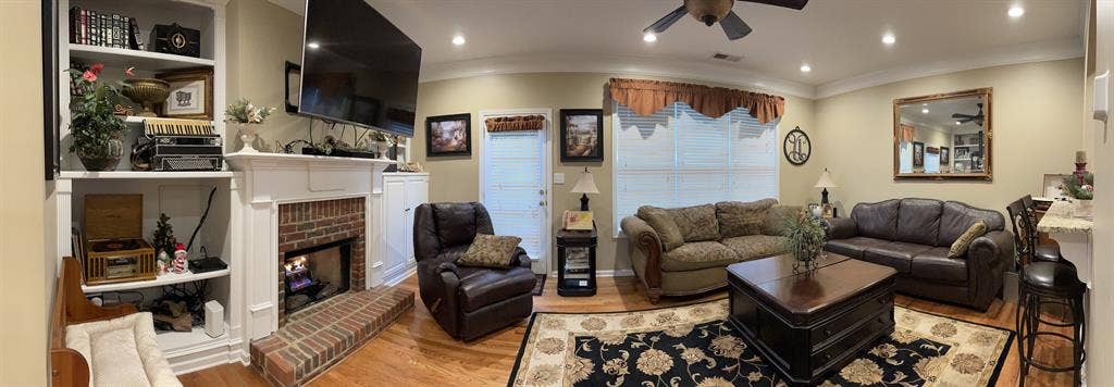 Bedroom w Bathroom & Walk-in closet