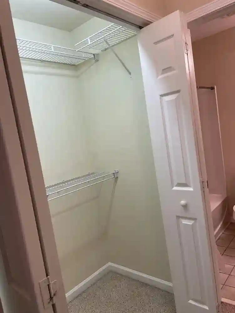 Bedroom w Bathroom & Walk-in closet