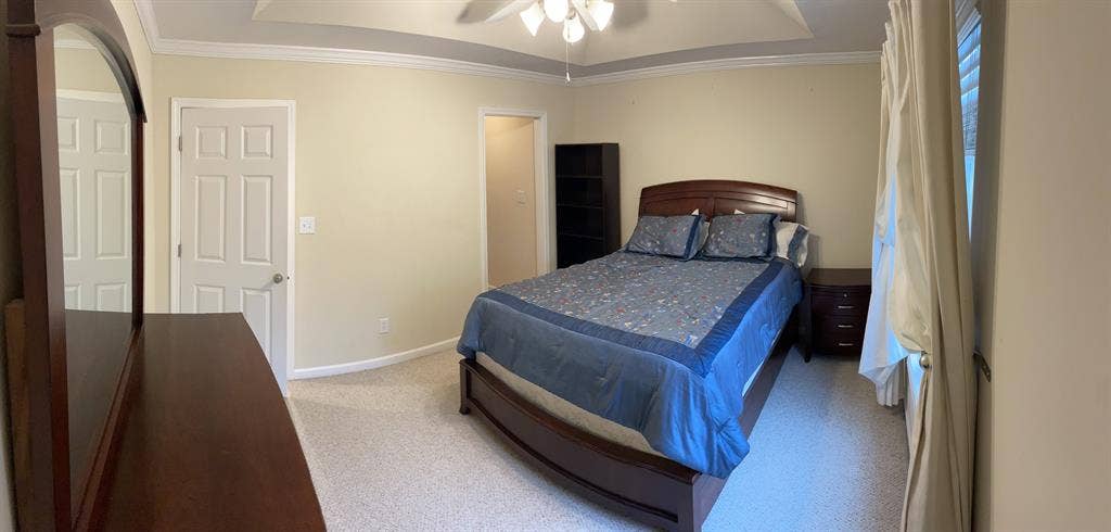 Bedroom w Bathroom & Walk-in closet