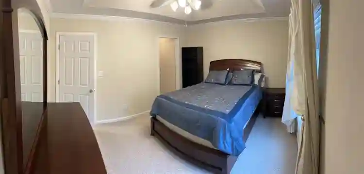 Bedroom w Bathroom & Walk-in closet