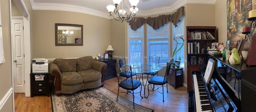 Bedroom w Bathroom & Walk-in closet