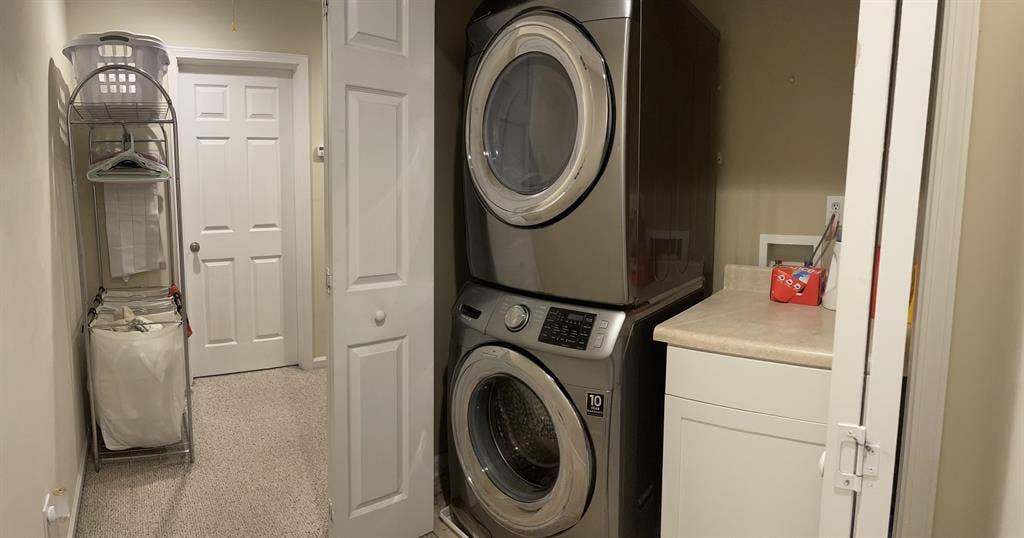 Bedroom w Bathroom & Walk-in closet