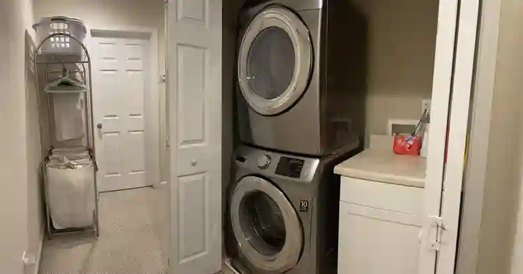 Bedroom w Bathroom & Walk-in closet