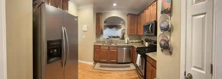 Bedroom w Bathroom & Walk-in closet