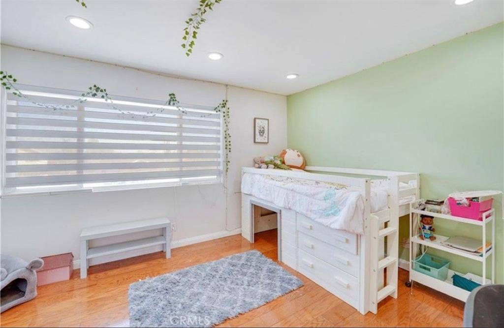 3 bedrooms in beautiful House