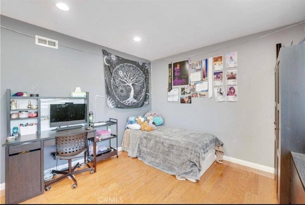 3 bedrooms in beautiful House