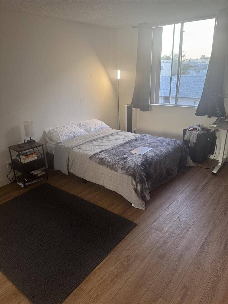 Private room and bathroom in WeHo