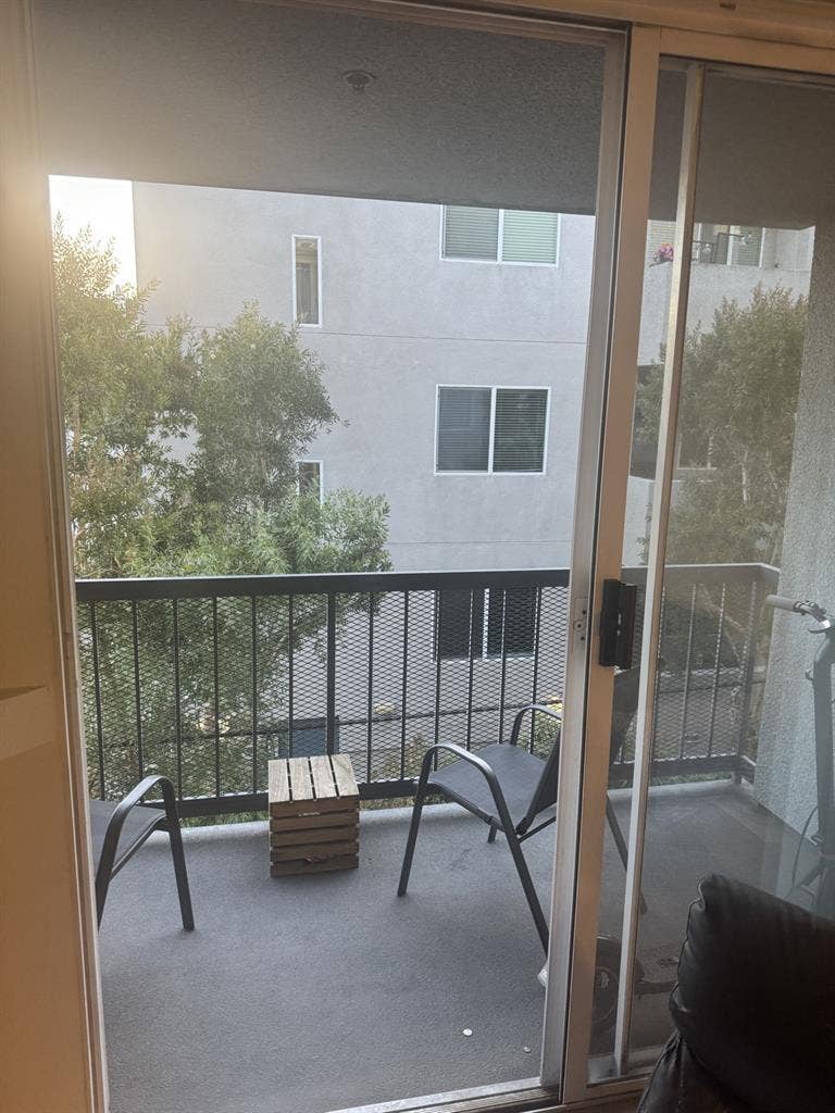 Private room and bathroom in WeHo
