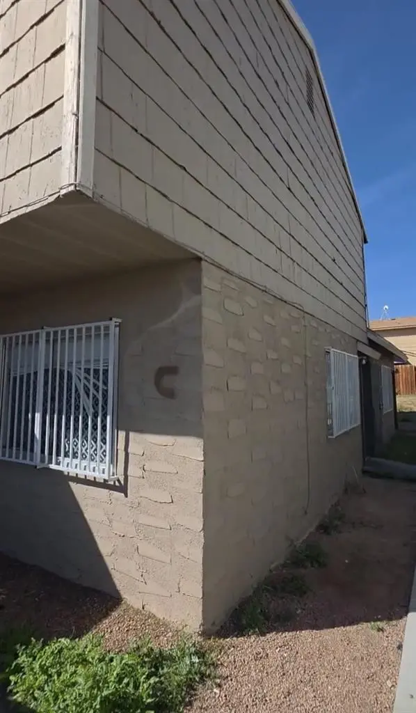 2 bdrms/2 bathrms/washer/dryer/pool