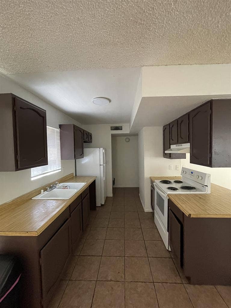 2 bdrms/2 bathrms/washer/dryer/pool