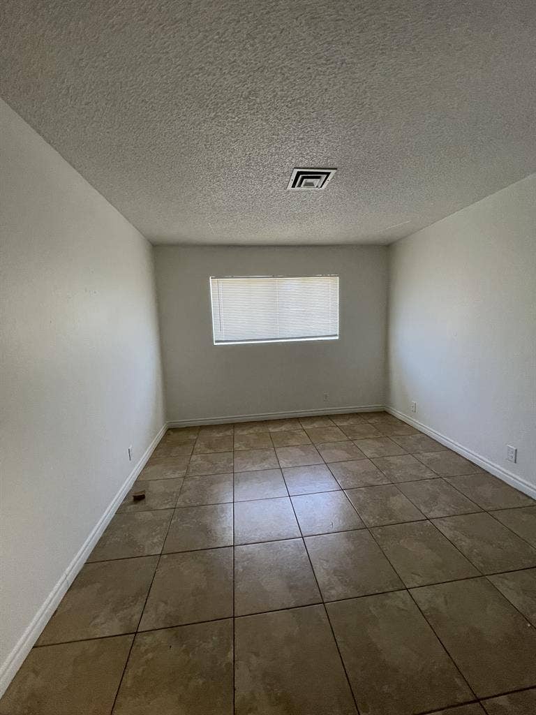 2 bdrms/2 bathrms/washer/dryer/pool
