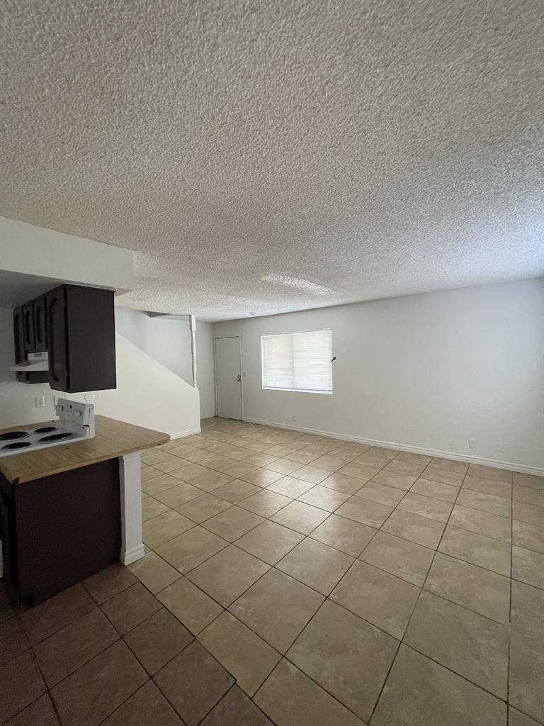 2 bdrms/2 bathrms/washer/dryer/pool