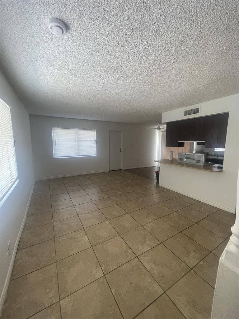 2 bdrms/2 bathrms/washer/dryer/pool