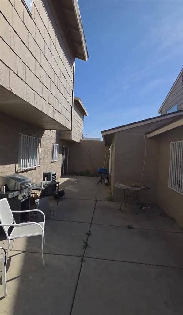 2 bdrms/2 bathrms/washer/dryer/pool