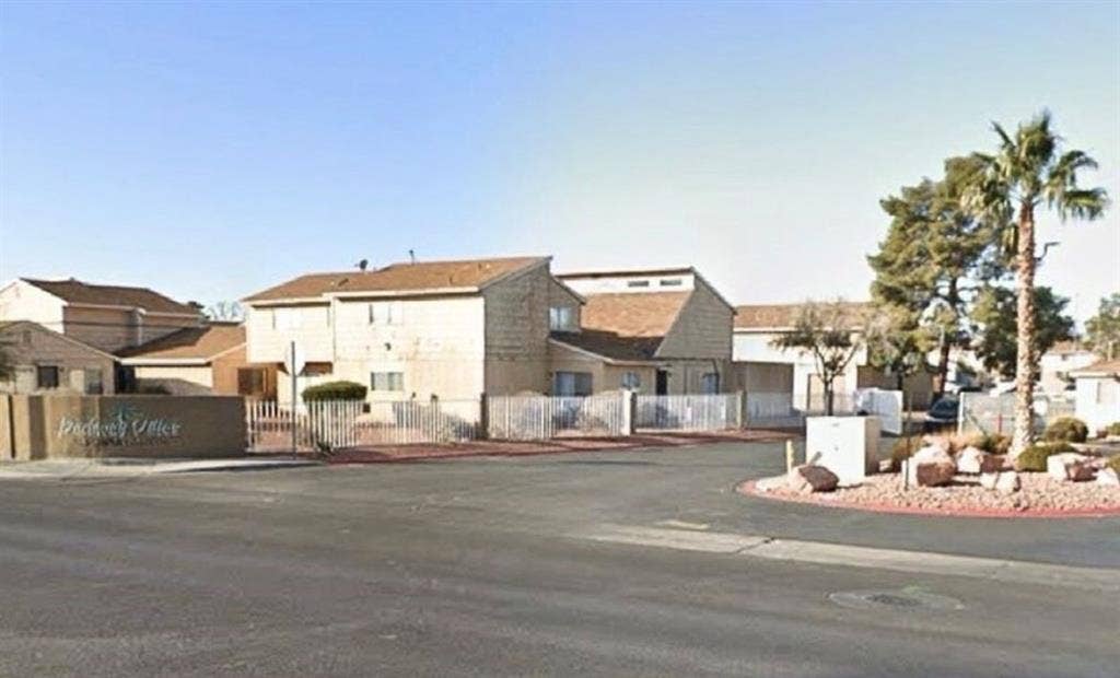 2 bdrms/2 bathrms/washer/dryer/pool