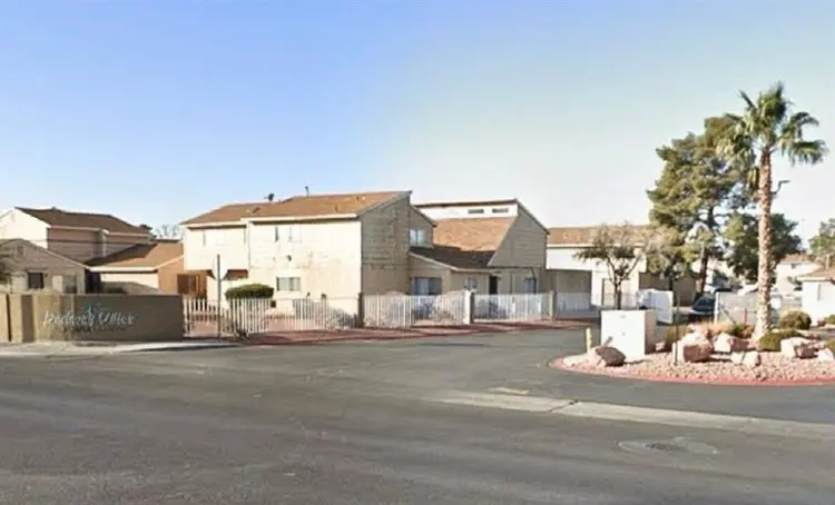 2 bdrms/2 bathrms/washer/dryer/pool