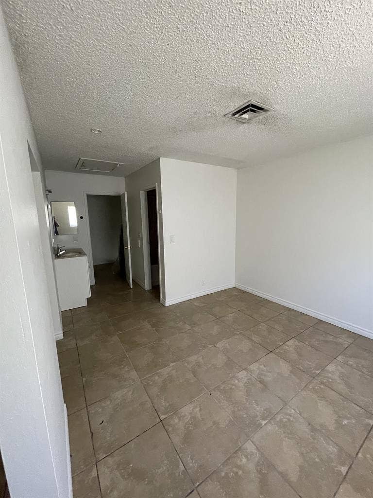 2 bdrms/2 bathrms/washer/dryer/pool