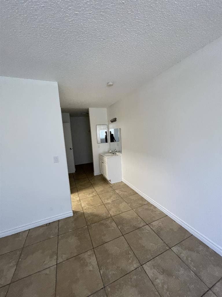 2 bdrms/2 bathrms/washer/dryer/pool