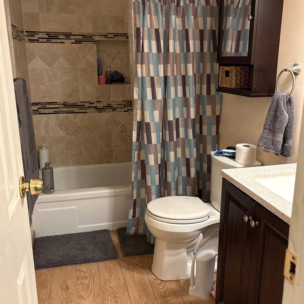 Female needed to share Townhome