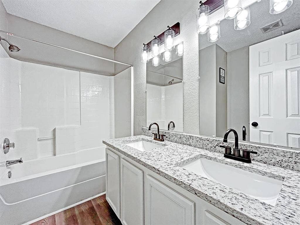 4 BR in Lancaster