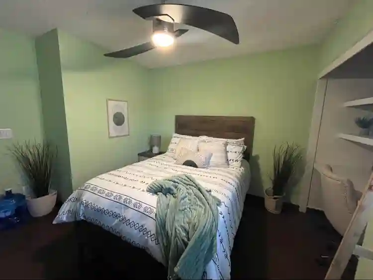 Peoria Room - $1000 utilities incl