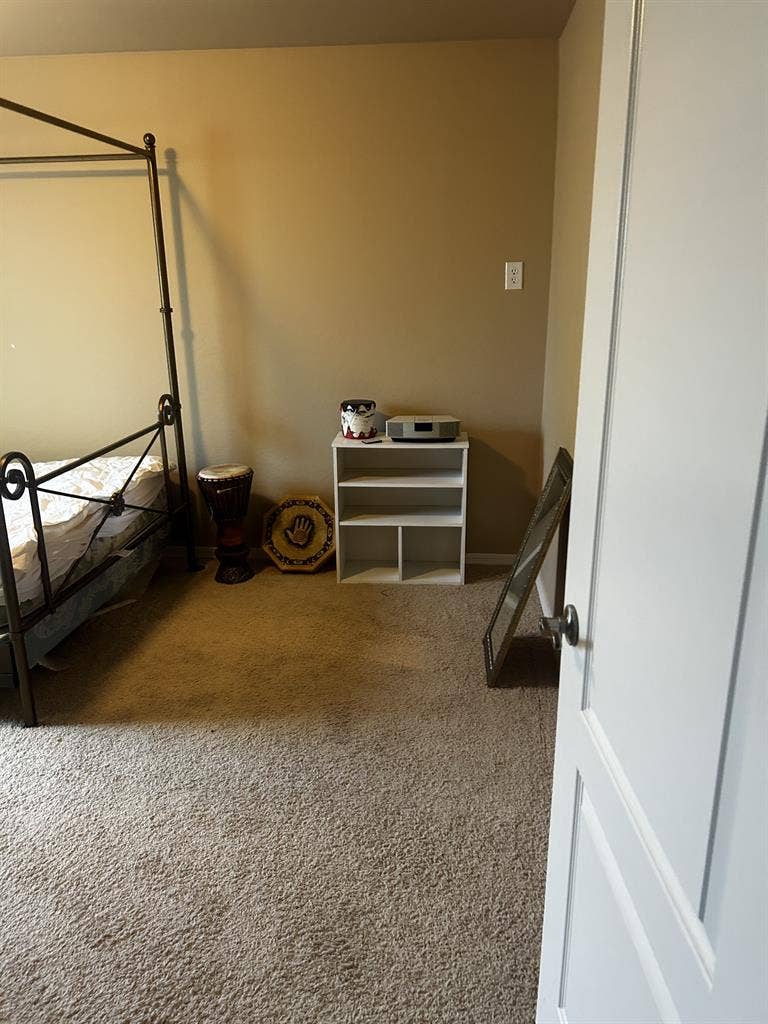 Furnished room -utilities included