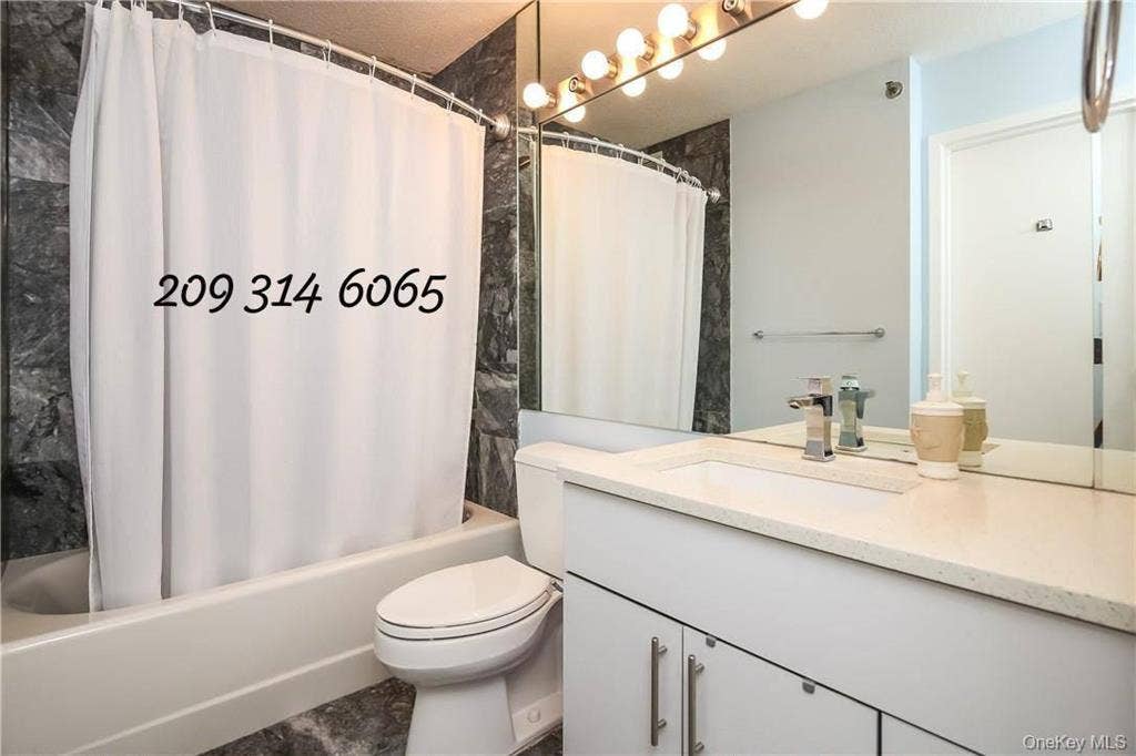 Commuter's dream! Luxury Condominiu