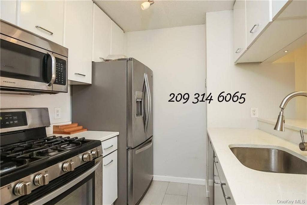 Commuter's dream! Luxury Condominiu