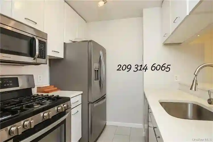 Commuter's dream! Luxury Condominiu