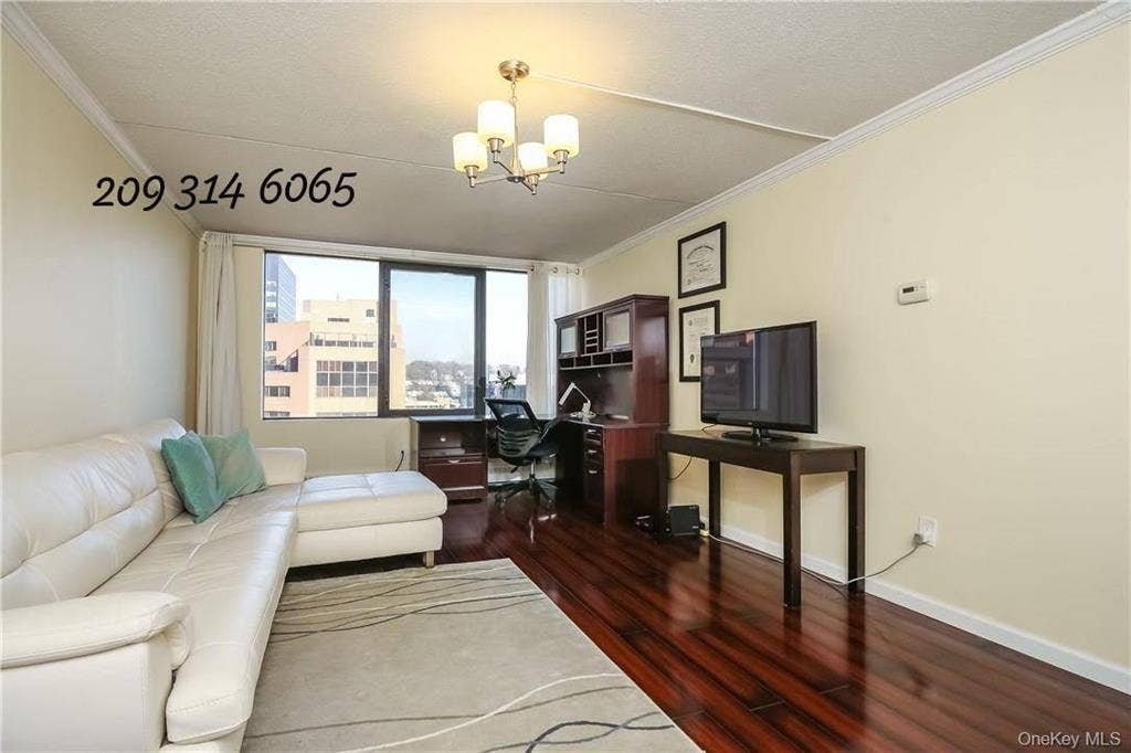 Commuter's dream! Luxury Condominiu