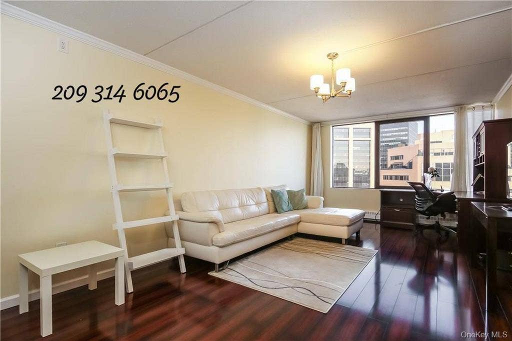 Commuter's dream! Luxury Condominiu