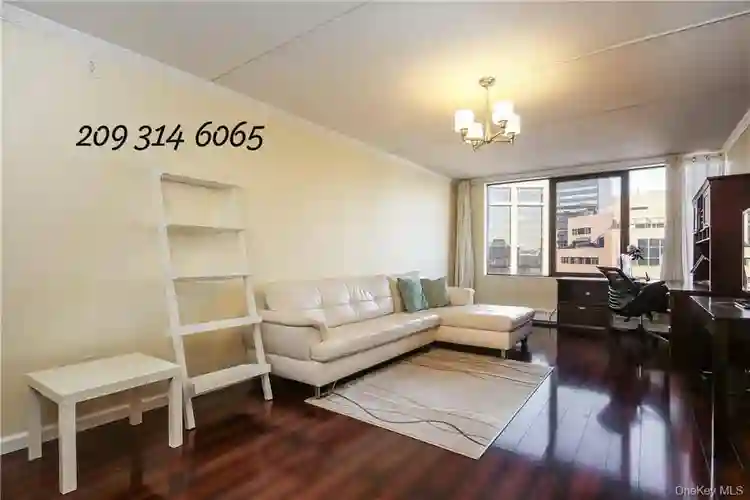 Commuter's dream! Luxury Condominiu