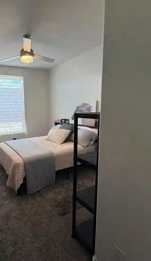 Cozy private room and bath in Chino
