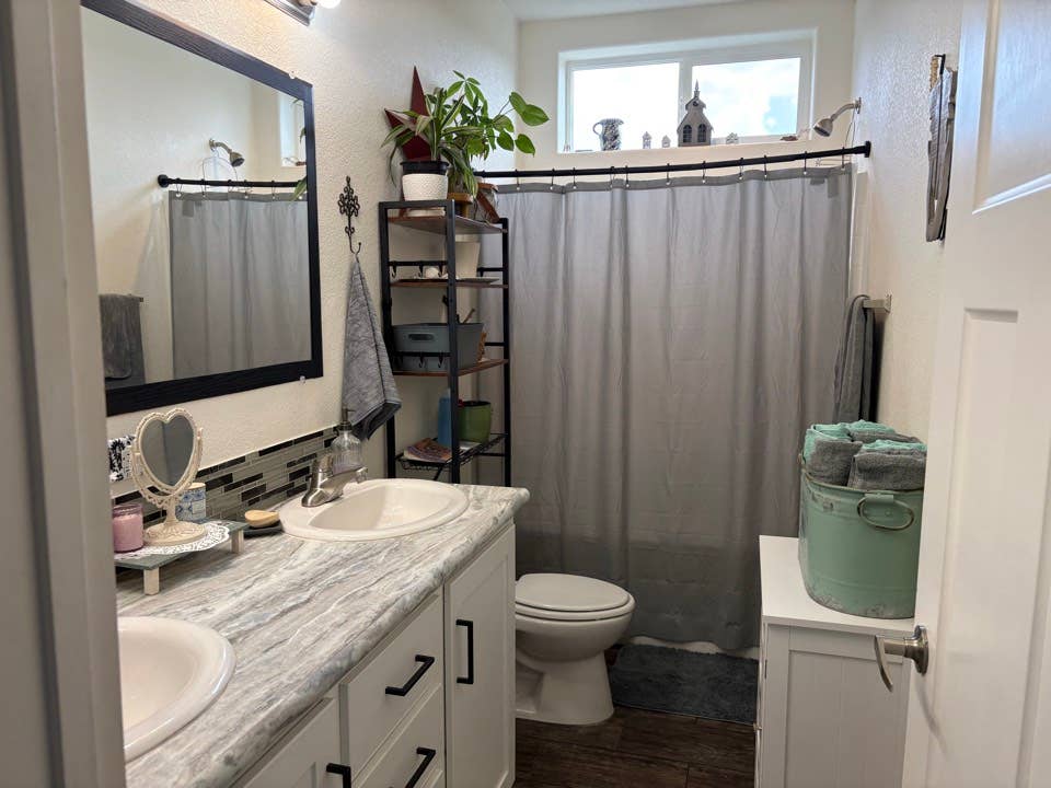 Cozy private room and bath in Chino