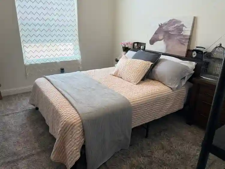 Cozy private room and bath in Chino