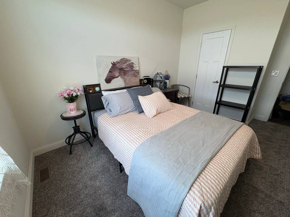 Cozy private room and bath in Chino