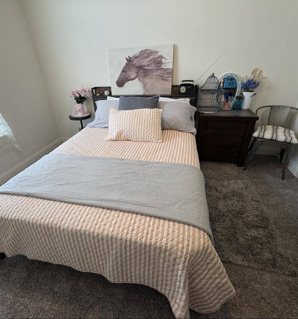 Cozy private room and bath in Chino