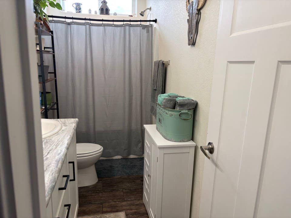Cozy private room and bath in Chino