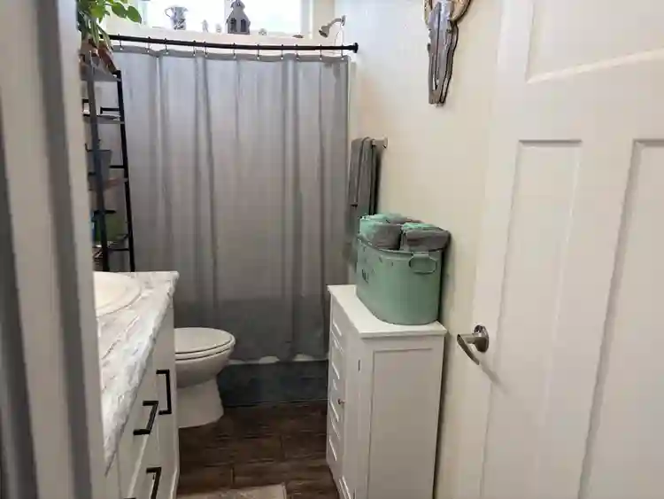 Cozy private room and bath in Chino